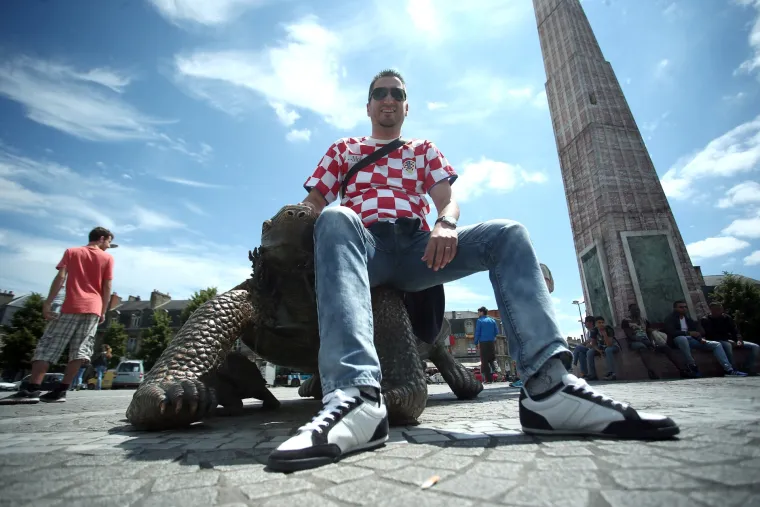 Hrvatski i &scaron;panjolski navijači vesele se na ulicama 'bisera Akvitanije'