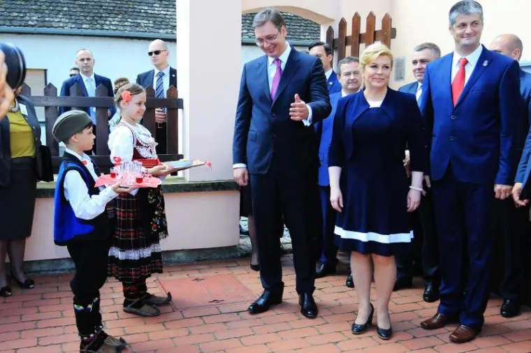 POVIJESNI SUSRET: Kolinda Grabar-Kitarović i Aleksandar Vučić u Dalju