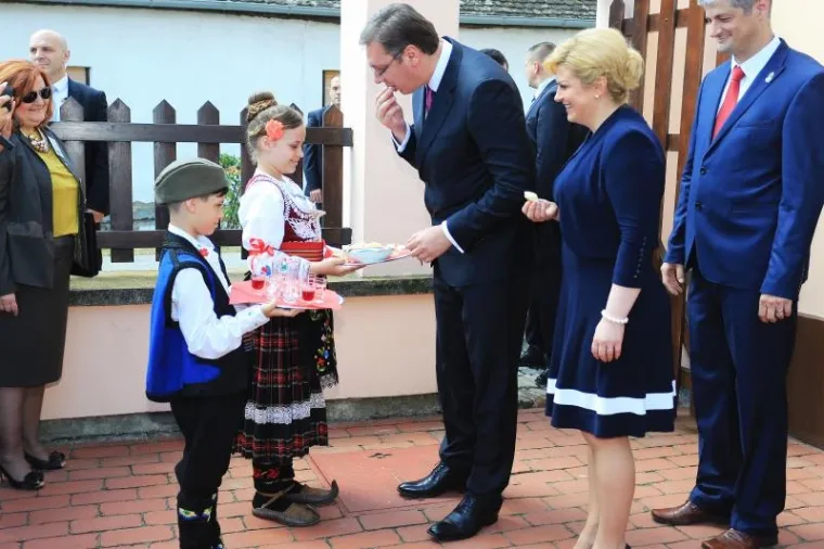 POVIJESNI SUSRET: Kolinda Grabar-Kitarović i Aleksandar Vučić u Dalju