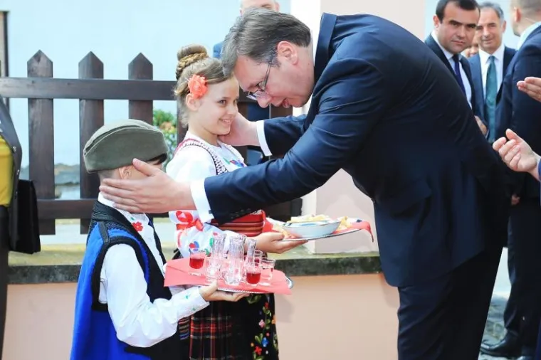 POVIJESNI SUSRET: Kolinda Grabar-Kitarović i Aleksandar Vučić u Dalju