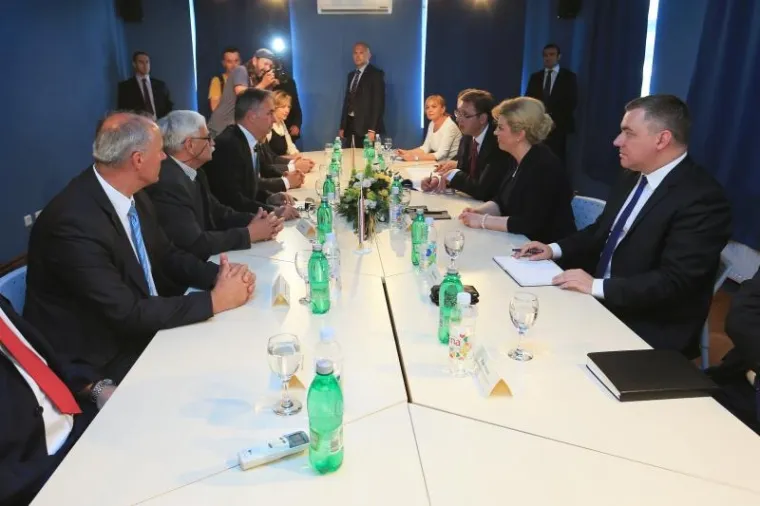 POVIJESNI SUSRET: Kolinda Grabar-Kitarović i Aleksandar Vučić u Dalju