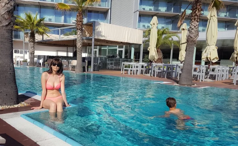 Ivana Delač Đolo (MUH 2003.) s obitelji i prijateljima je obi&scaron;la gotovo cijeli Jadran. "Mali Lo&scaron;inj i poluotok Čikat jedinstvena je lokacija kao i prekrasna uvala Palmižana, Tela&scaron;čica na Kornatima te Komiža na otoku Visu. Ovo ćemo ljeto u srpnju posjetiti južni Jadran, a kolovoz mi je cijeli radni budući da se krajem kolovoza održavaju jubilarne 10.Riječke stepenice. No i tad popodne nakon posla ponekad predahnem na prekrasnoj plaži u Medveji pa spojim ugodno s korisnim'', opisuje Ivana.