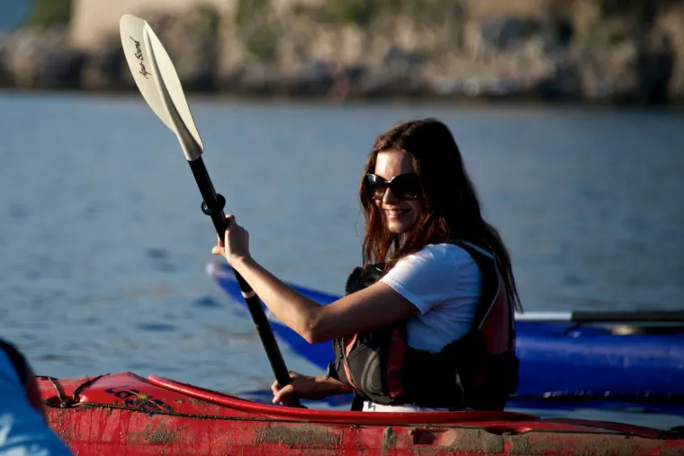 Ivana Gržetić (MUH 1998.) ima turističku agenciju u Dubrovniku.  ''Bazirana sam na incoming travel, bas čisto touroperatorski posao, radim s Norvežanima, Dancima, Englezima. Sezona je počela i raduje me posao. Ljeto mi je radno, ali po&scaron;to živim na najpoženjnijoj hrvatskoj destinaciji u Dubrovniku biti će vremena i za kupanje i uživanje u predvečernjim satima'', otkriva planove Ivana