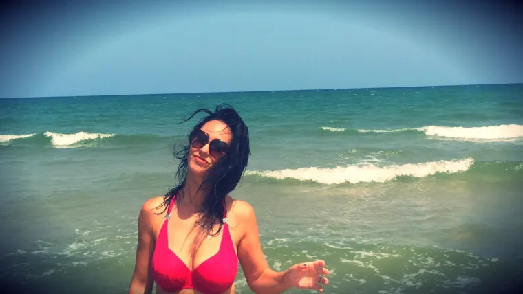 Maja Cecić-Vido&scaron; Sulić (MUH 2001.) ljeti u potpunosti uživam sa obitelji. Njezin suprug rukometa&scaron; Renato Sulić  je slobodan pa maksimalno koriste zajedničke trenutke provodeći ih spontano. ''Osim 'dječjih radosti' na moru, u vikendici na O&scaron;tru, rado odlazimo u &scaron;umu u Gorski kotar, ali i na poneku udaljeniju Europsku destinaciju. Ova cijela godina, a posebno nadolazeće ljetne vrućine su u znaku na&scaron;eg četvrtog djeteta koje ću roditi tijekom srpnja, tako da će ovoga ljeta biti manje lutanja, ali zato prepuno veselja i neizmjerne radosti'' , veseli se Maja.