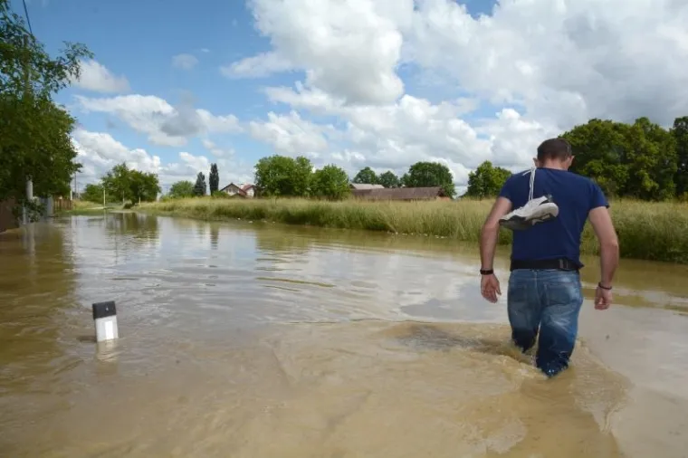 Zbog obilnih kiša nabujao je potok Burdelj koji se prelio preko državne cete Sisak-Zagreb te poplavio dvorišta kuća, a voda je ušla i u neke kuće i gospodarske objekte