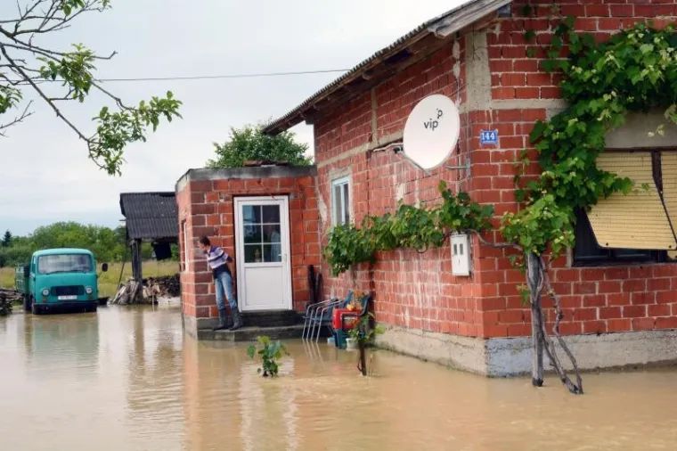 Obilna kiša opet izazvala poplave u Lekeniku i Pešćenici