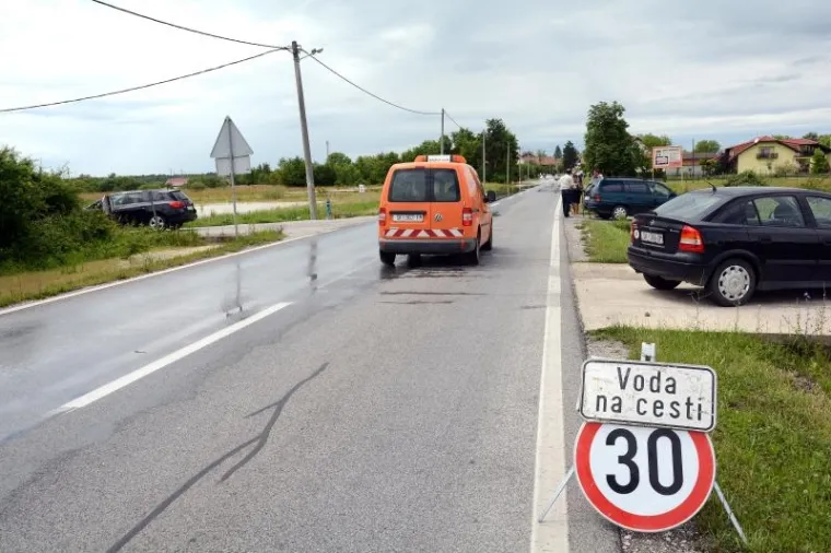 Obilna kiša opet izazvala poplave u Lekeniku i Pešćenici