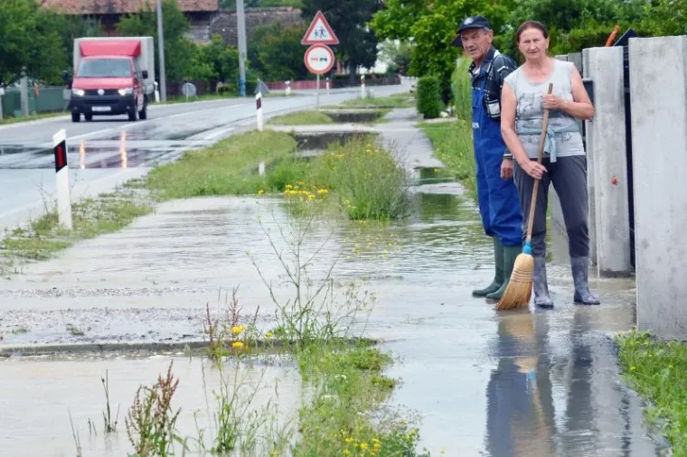 Obilna kiša opet izazvala poplave u Lekeniku i Pešćenici