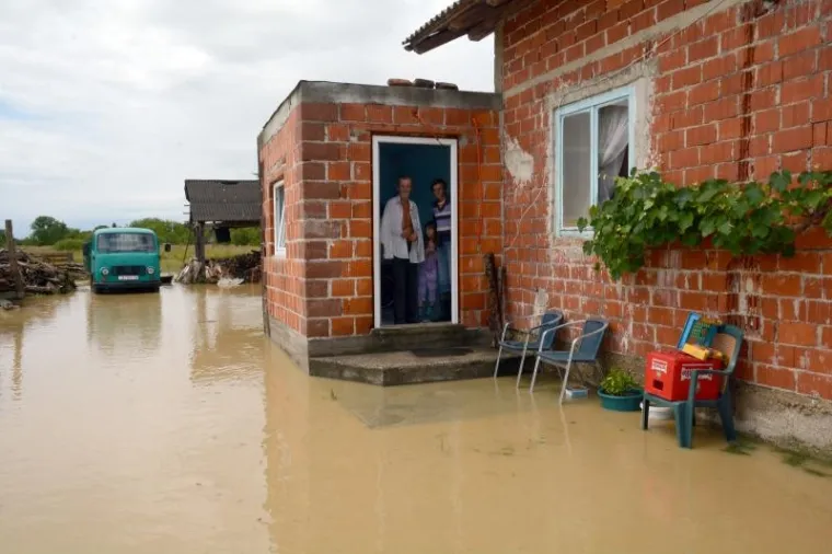 Obilna kiša opet izazvala poplave u Lekeniku i Pešćenici