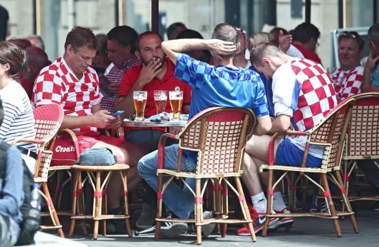 Hrvatski i &scaron;panjolski navijači u sve većem broju se okupljaju na ulicama Bordeauxa gdje će se njihove reprezentacije sudariti u utorak u 3. kolu Europskog prvenstva.