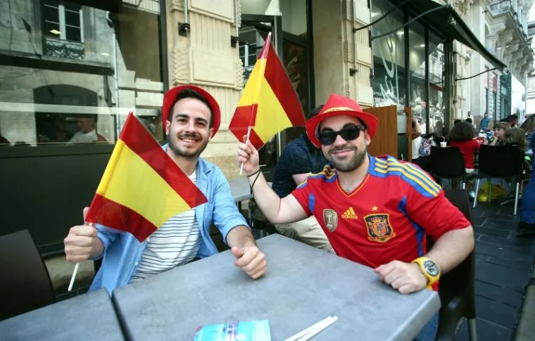 UOČI VELIKOG OKR&Scaron;AJA: Hrvatski i &scaron;panjolski navijači se zabavljaju na ulicama Bordeauxa