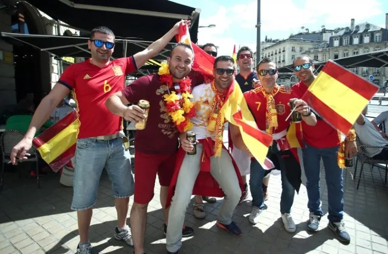 UOČI VELIKOG OKR&Scaron;AJA: Hrvatski i &scaron;panjolski navijači se zabavljaju na ulicama Bordeauxa