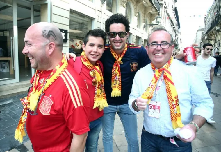 UOČI VELIKOG OKR&Scaron;AJA: Hrvatski i &scaron;panjolski navijači se zabavljaju na ulicama Bordeauxa