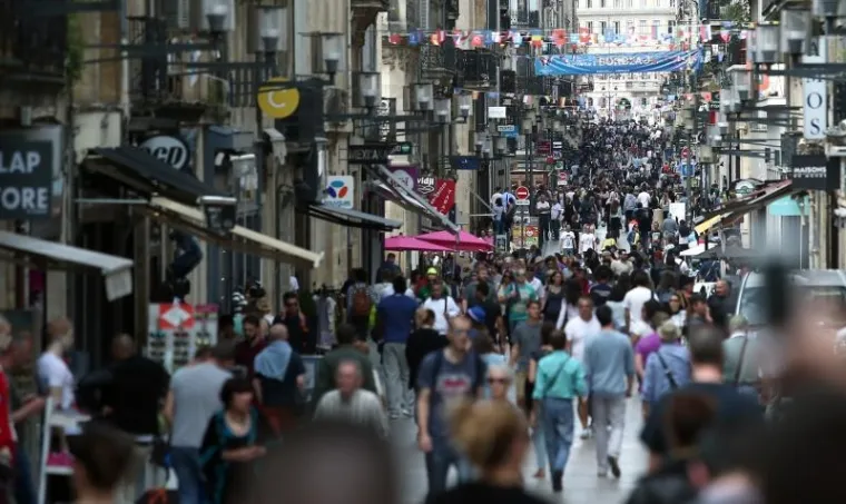 UOČI VELIKOG OKR&Scaron;AJA: Hrvatski i &scaron;panjolski navijači se zabavljaju na ulicama Bordeauxa