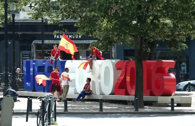 UOČI VELIKOG OKR&Scaron;AJA: Hrvatski i &scaron;panjolski navijači se zabavljaju na ulicama Bordeauxa