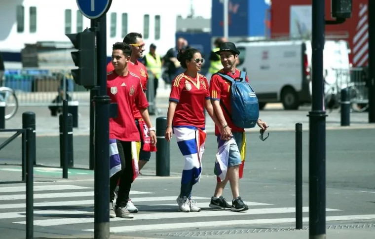 UOČI VELIKOG OKR&Scaron;AJA: Hrvatski i &scaron;panjolski navijači se zabavljaju na ulicama Bordeauxa