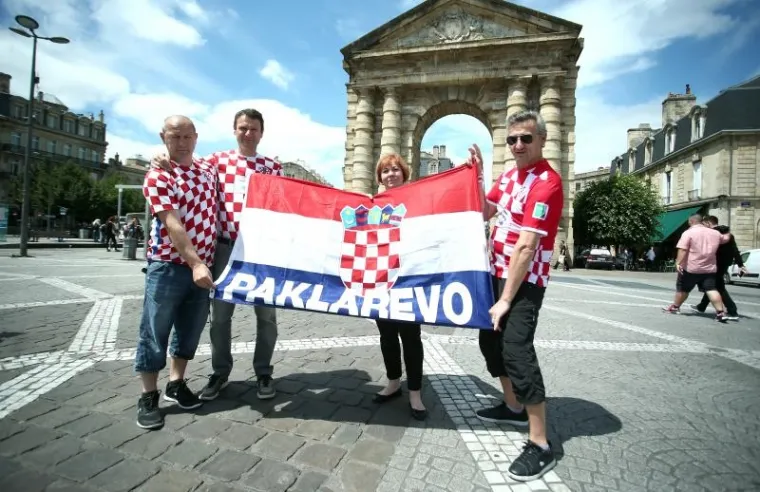 UOČI VELIKOG OKR&Scaron;AJA: Hrvatski i &scaron;panjolski navijači se zabavljaju na ulicama Bordeauxa