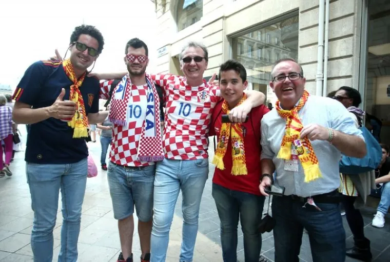 UOČI VELIKOG OKR&Scaron;AJA: Hrvatski i &scaron;panjolski navijači se zabavljaju na ulicama Bordeauxa