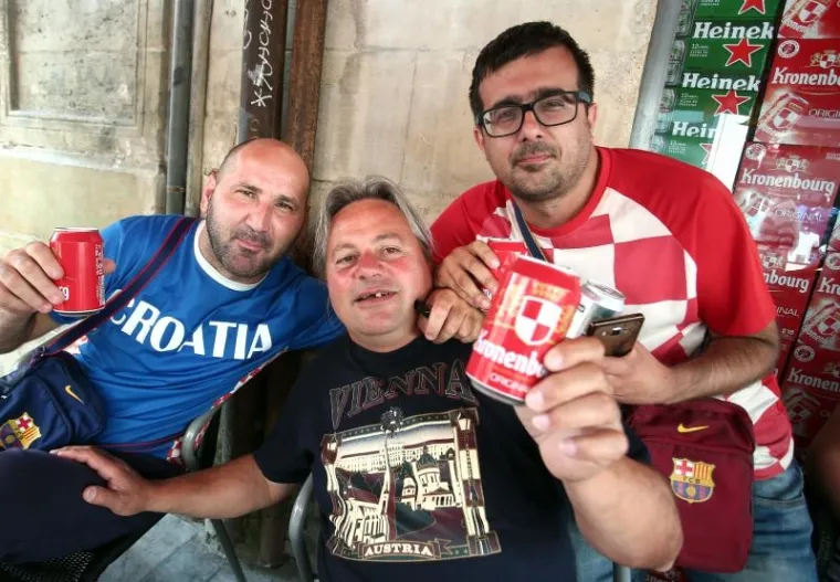 UOČI VELIKOG OKR&Scaron;AJA: Hrvatski i &scaron;panjolski navijači se zabavljaju na ulicama Bordeauxa