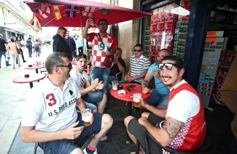 UOČI VELIKOG OKR&Scaron;AJA: Hrvatski i &scaron;panjolski navijači se zabavljaju na ulicama Bordeauxa