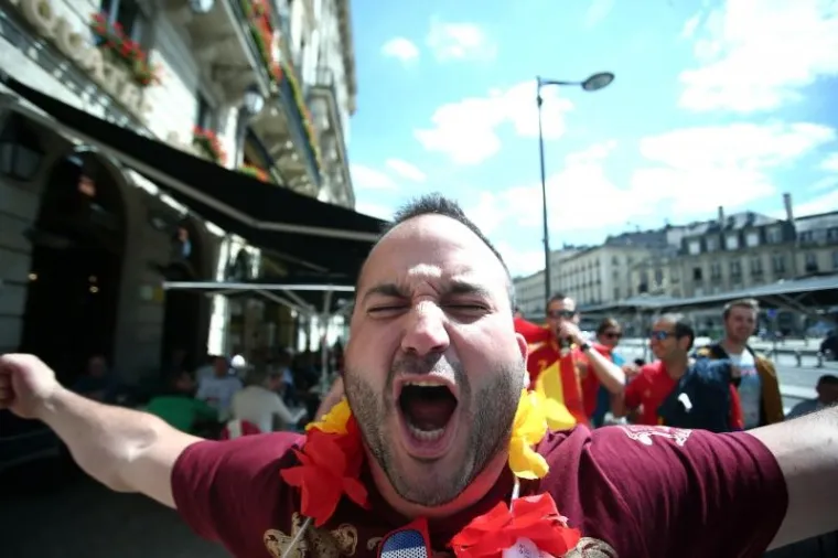 UOČI VELIKOG OKR&Scaron;AJA: Hrvatski i &scaron;panjolski navijači se zabavljaju na ulicama Bordeauxa