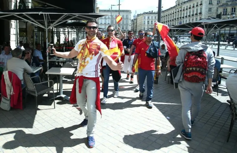UOČI VELIKOG OKR&Scaron;AJA: Hrvatski i &scaron;panjolski navijači se zabavljaju na ulicama Bordeauxa