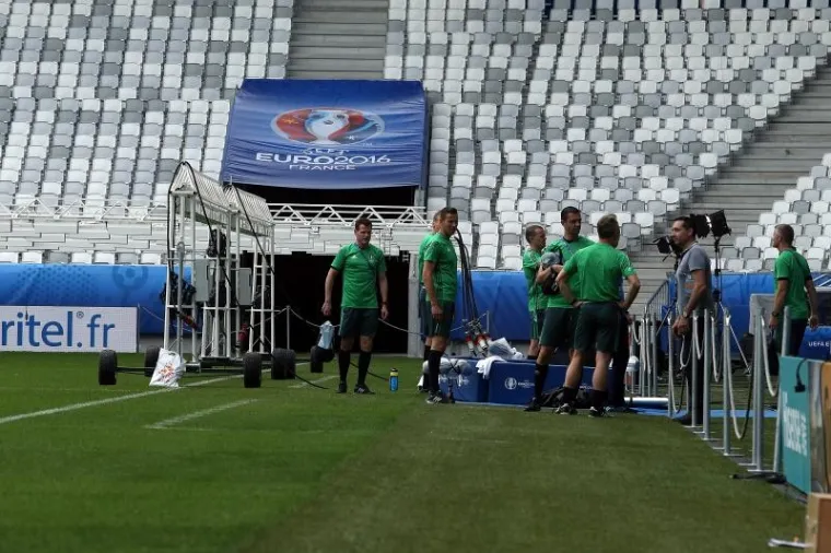 KI&Scaron;A NAPRAVILA PROBLEME: Travnjak na stadionu u Bordeauxu u prilično je lo&scaron;em stanju