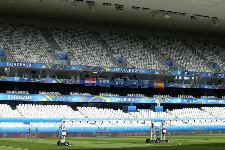 KI&Scaron;A NAPRAVILA PROBLEME: Travnjak na stadionu u Bordeauxu u prilično je lo&scaron;em stanju