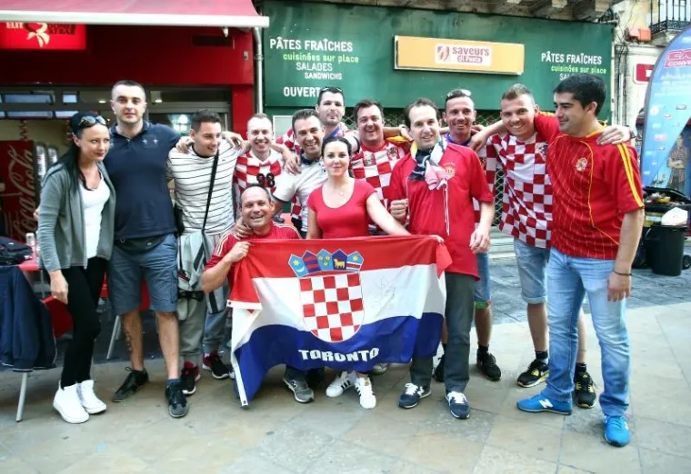 IŠČEKUJUĆI UTAKMICU: Španjolski i hrvatski navijači zajedno se veselili na ulicama Bordeauxa