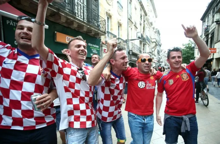 IŠČEKUJUĆI UTAKMICU: Španjolski i hrvatski navijači zajedno se veselili na ulicama Bordeauxa