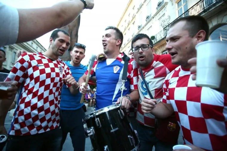 IŠČEKUJUĆI UTAKMICU: Španjolski i hrvatski navijači zajedno se veselili na ulicama Bordeauxa