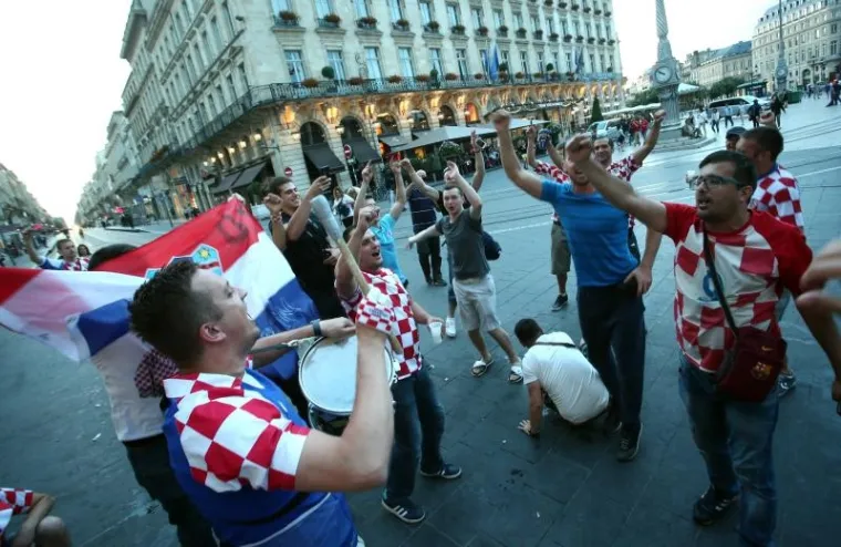 IŠČEKUJUĆI UTAKMICU: Španjolski i hrvatski navijači zajedno se veselili na ulicama Bordeauxa