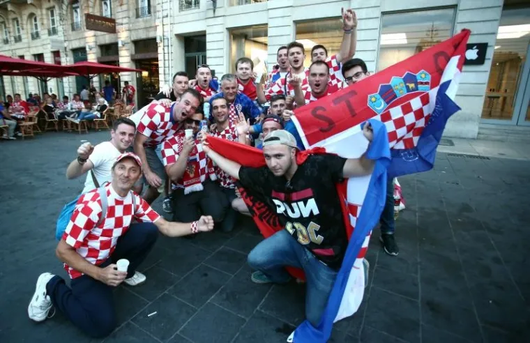 I&Scaron;ČEKUJUĆI UTAKMICU: &Scaron;panjolski i hrvatski navijači zajedno se veselili na ulicama Bordeauxa