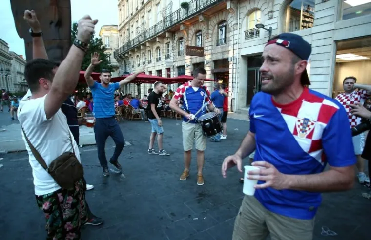 I&Scaron;ČEKUJUĆI UTAKMICU: &Scaron;panjolski i hrvatski navijači zajedno se veselili na ulicama Bordeauxa