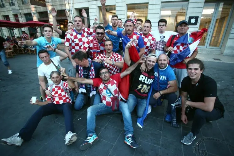I&Scaron;ČEKUJUĆI UTAKMICU: &Scaron;panjolski i hrvatski navijači zajedno se veselili na ulicama Bordeauxa