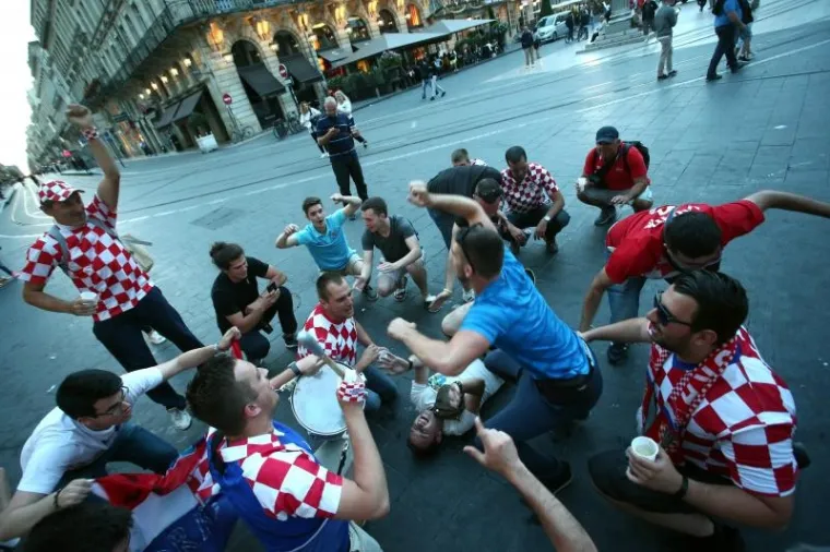 I&Scaron;ČEKUJUĆI UTAKMICU: &Scaron;panjolski i hrvatski navijači zajedno se veselili na ulicama Bordeauxa