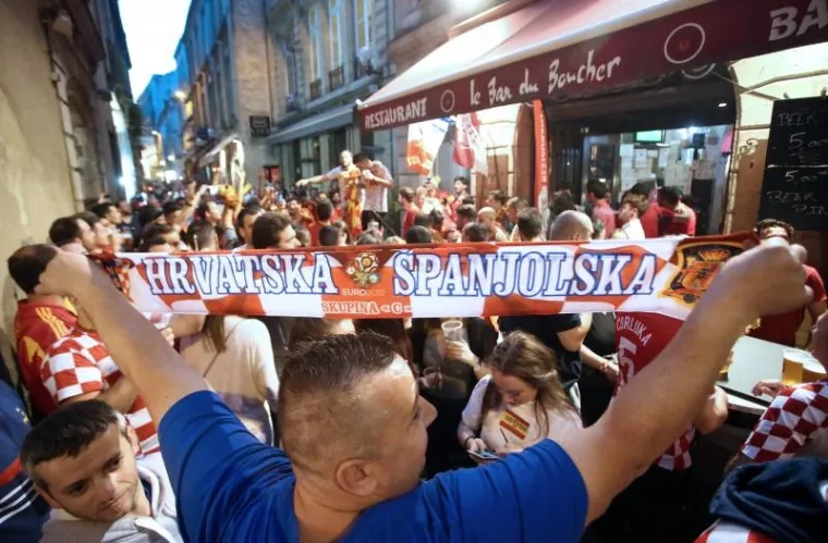 I&Scaron;ČEKUJUĆI UTAKMICU: &Scaron;panjolski i hrvatski navijači zajedno se veselili na ulicama Bordeauxa