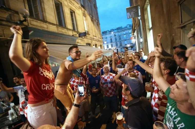 I&Scaron;ČEKUJUĆI UTAKMICU: &Scaron;panjolski i hrvatski navijači zajedno se veselili na ulicama Bordeauxa