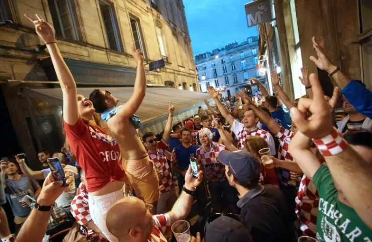 I&Scaron;ČEKUJUĆI UTAKMICU: &Scaron;panjolski i hrvatski navijači zajedno se veselili na ulicama Bordeauxa