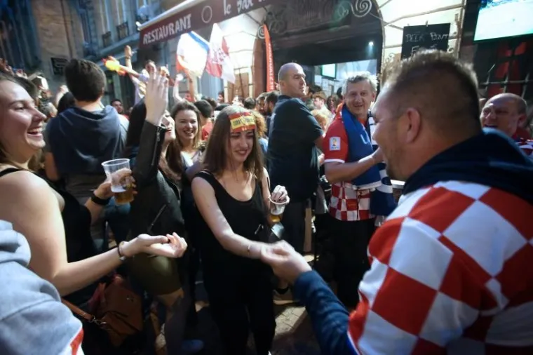 I&Scaron;ČEKUJUĆI UTAKMICU: &Scaron;panjolski i hrvatski navijači zajedno se veselili na ulicama Bordeauxa