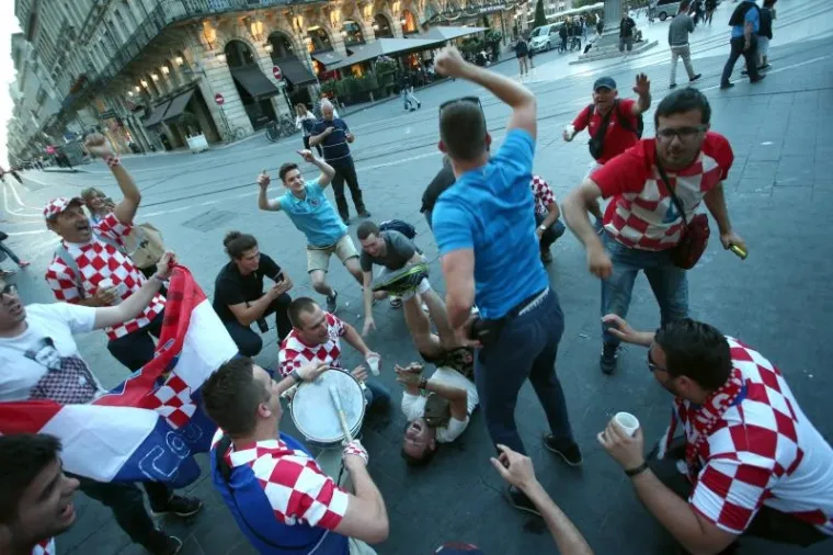 I&Scaron;ČEKUJUĆI UTAKMICU: &Scaron;panjolski i hrvatski navijači zajedno se veselili na ulicama Bordeauxa