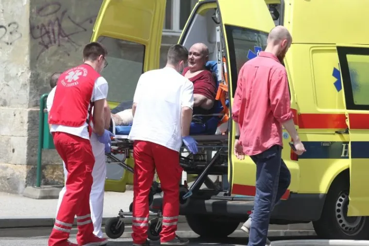 Požar u potkrovlju zgrade u Zagrebu, troje ozlijeđenih