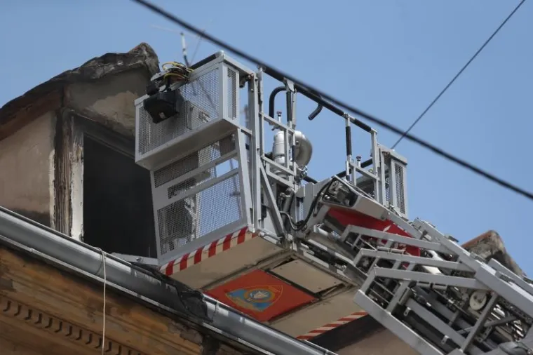 Požar u potkrovlju zgrade u Zagrebu, troje ozlijeđenih