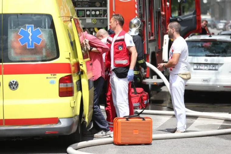 Požar u potkrovlju zgrade u Zagrebu, troje ozlijeđenih