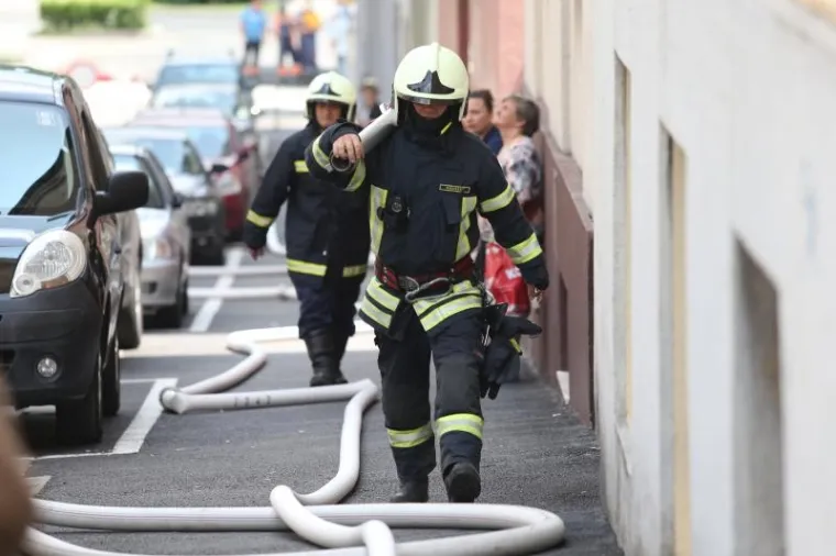 Požar u potkrovlju zgrade u Zagrebu, troje ozlijeđenih
