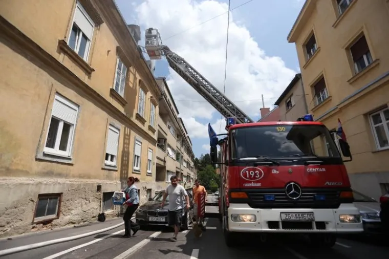 Požar u potkrovlju zgrade u Zagrebu, troje ozlijeđenih