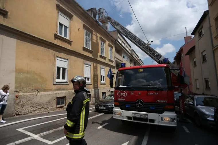 Požar u potkrovlju zgrade u Zagrebu, troje ozlijeđenih