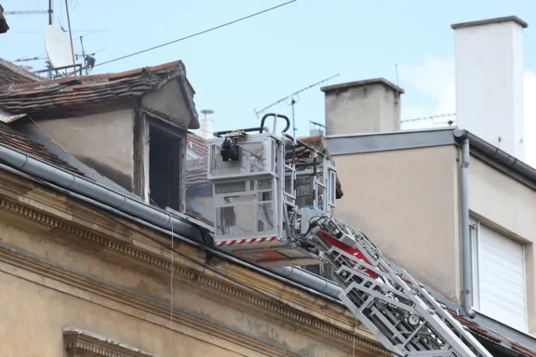 Požar u potkrovlju zgrade u Zagrebu, troje ozlijeđenih