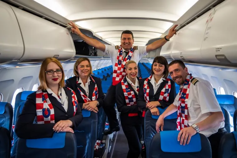 STJUARDESE I PILOTI POKAZALI ZA KOGA NAVIJAJU!  S neba se čuje poruka: 'Naprijed ‪‎Vatreni‬, svi smo uz vas!‬'