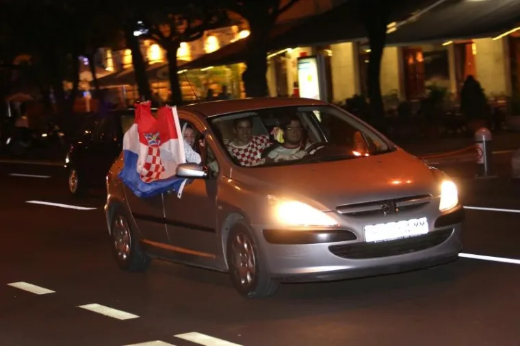 VELIKO SLAVLJE DILJEM HRVATSKE: Pogledajte kako su navijači proslavili pobjedu